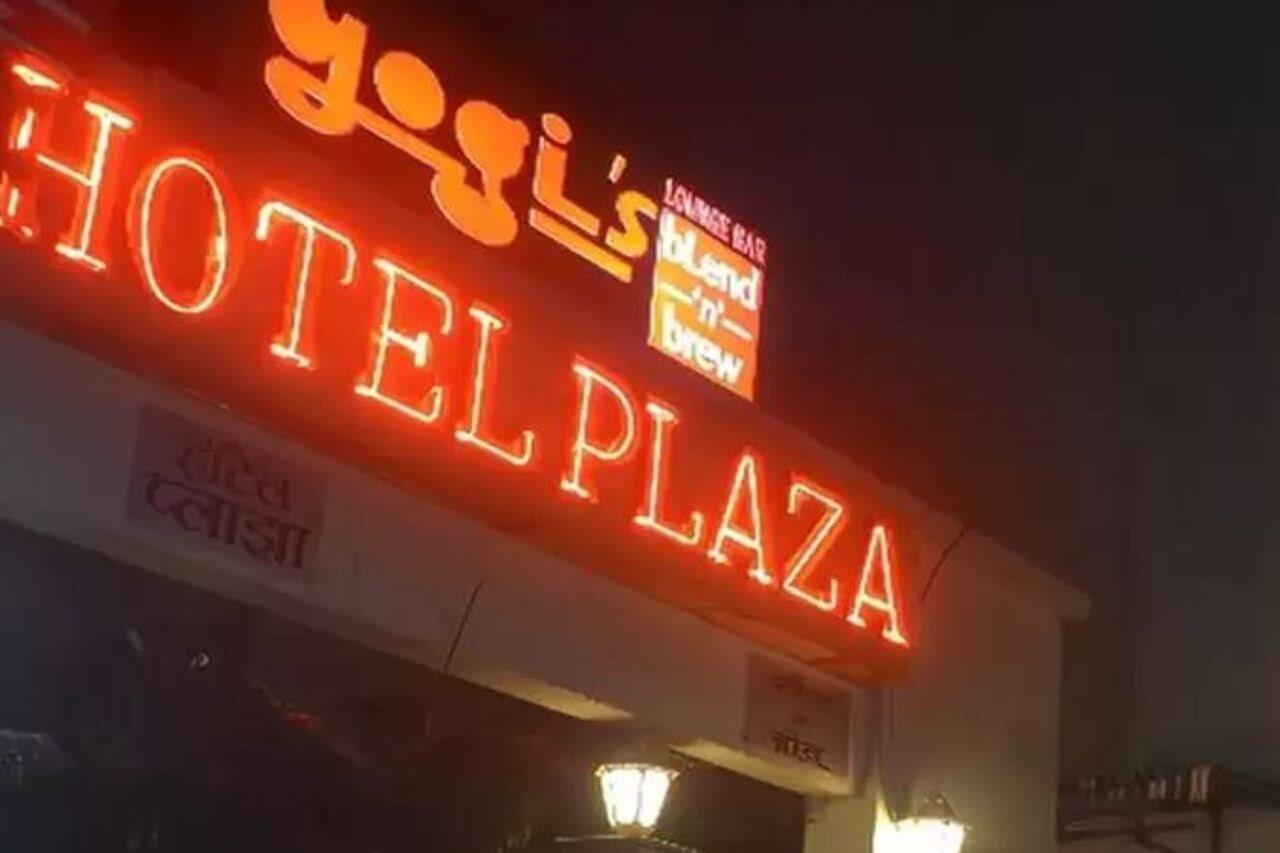 Hotel Plaza Мумбай Екстериор снимка