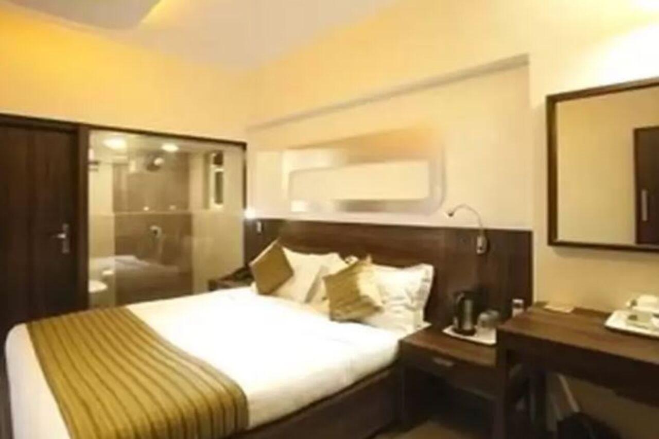 Hotel Plaza Мумбай Екстериор снимка