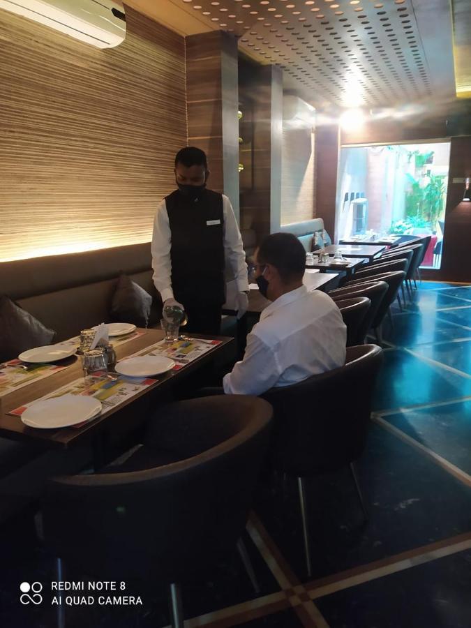Hotel Plaza Мумбай Екстериор снимка
