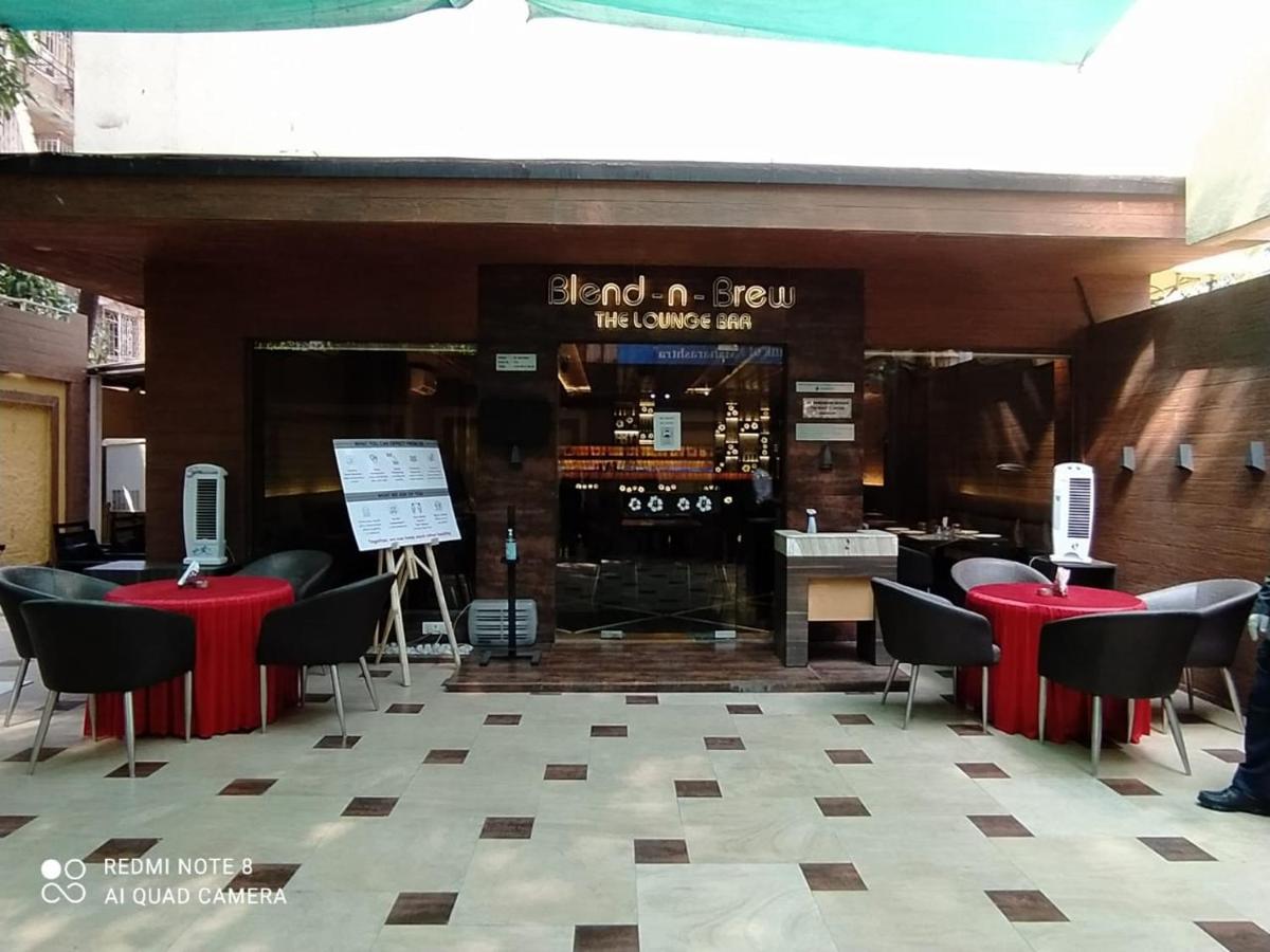 Hotel Plaza Мумбай Екстериор снимка