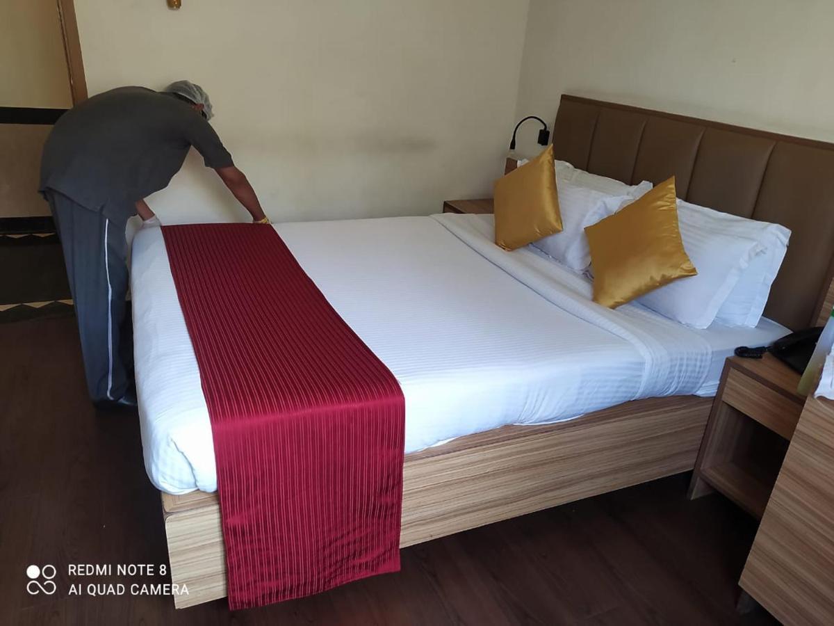 Hotel Plaza Мумбай Екстериор снимка