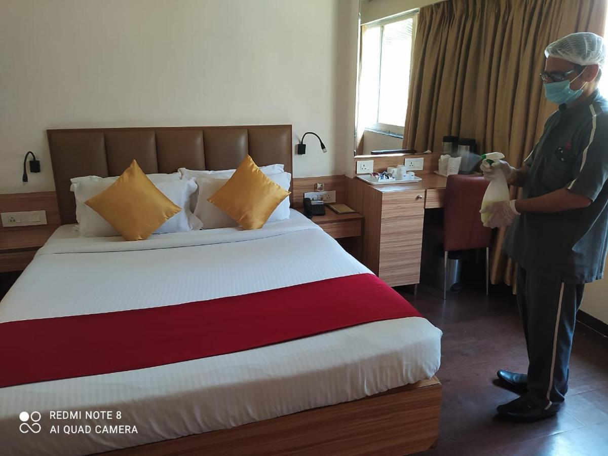 Hotel Plaza Мумбай Екстериор снимка