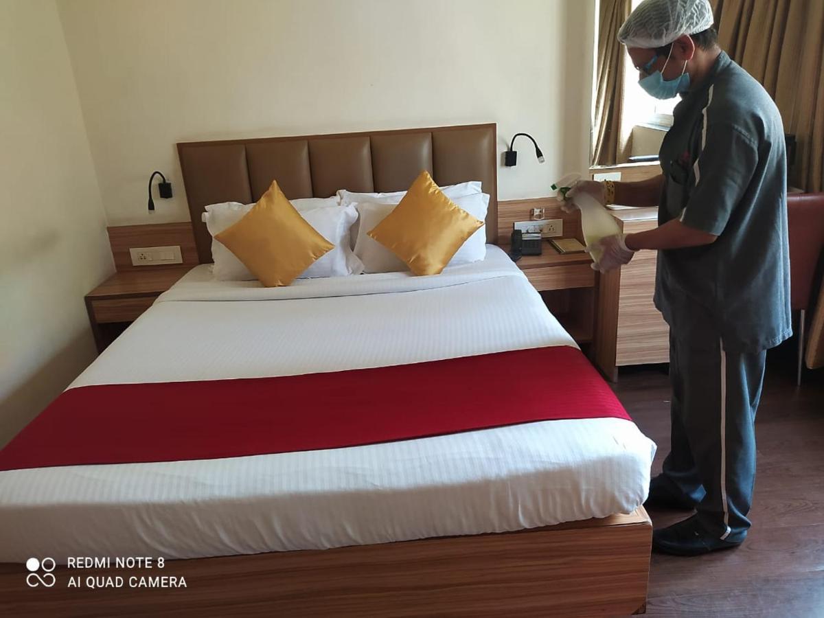 Hotel Plaza Мумбай Екстериор снимка
