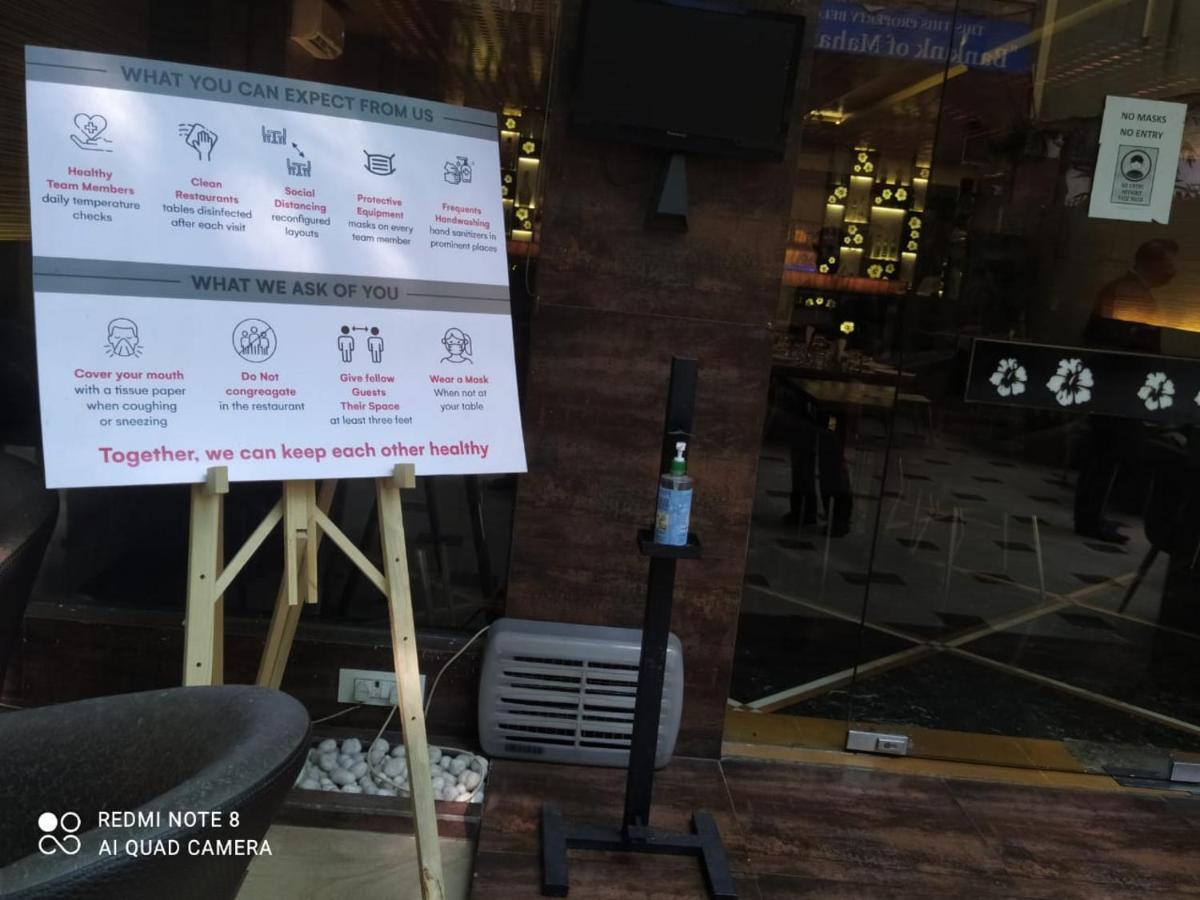Hotel Plaza Мумбай Екстериор снимка