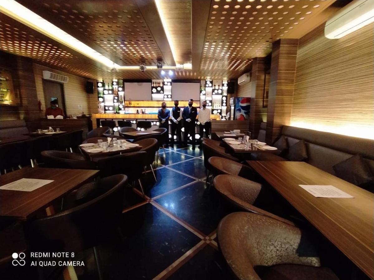 Hotel Plaza Мумбай Екстериор снимка