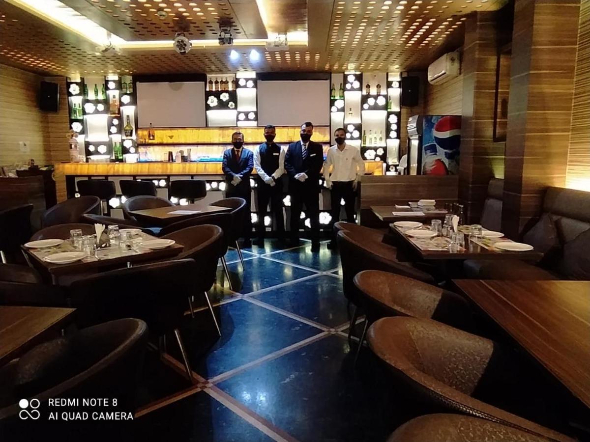 Hotel Plaza Мумбай Екстериор снимка