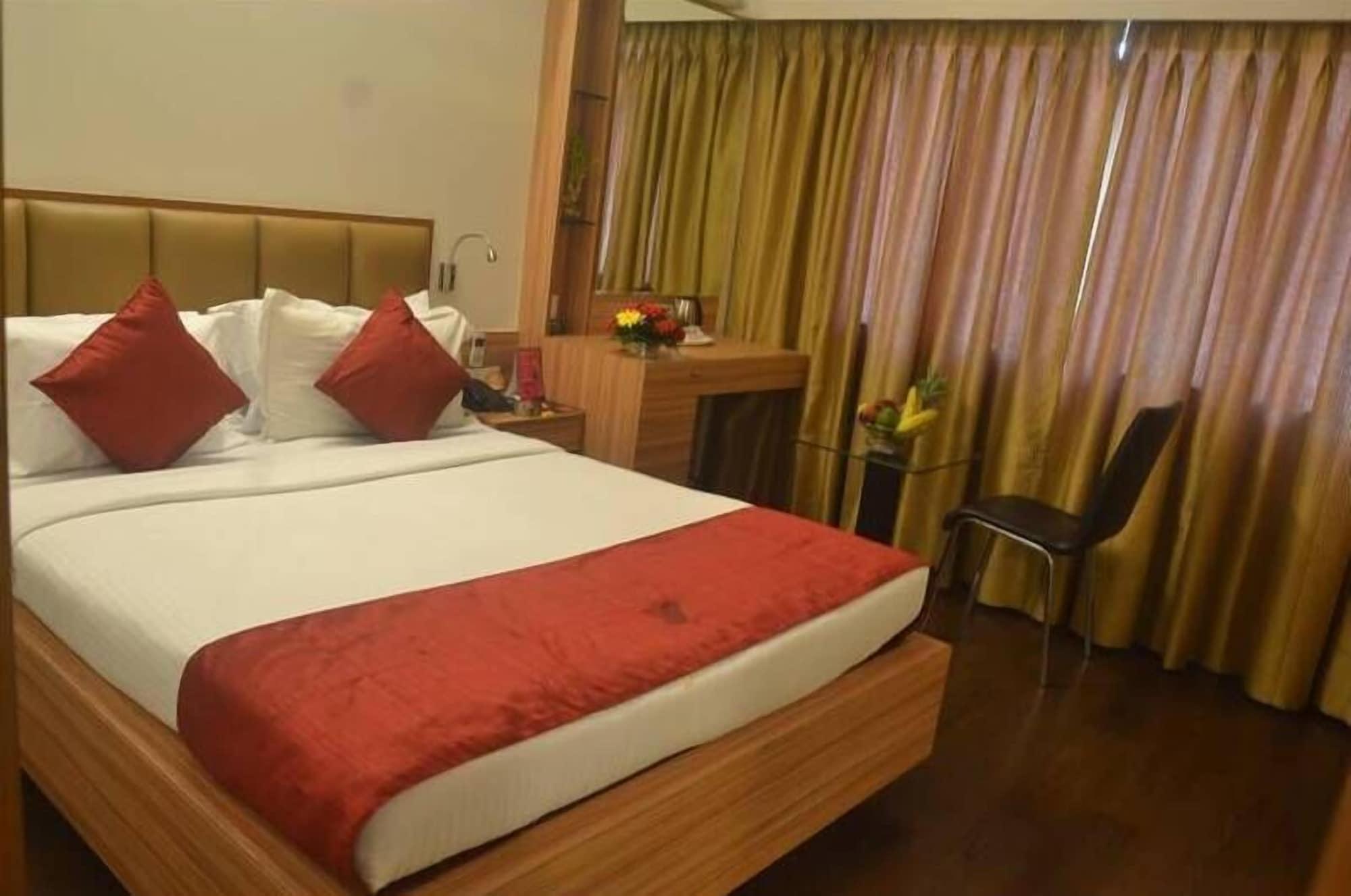 Hotel Plaza Мумбай Екстериор снимка