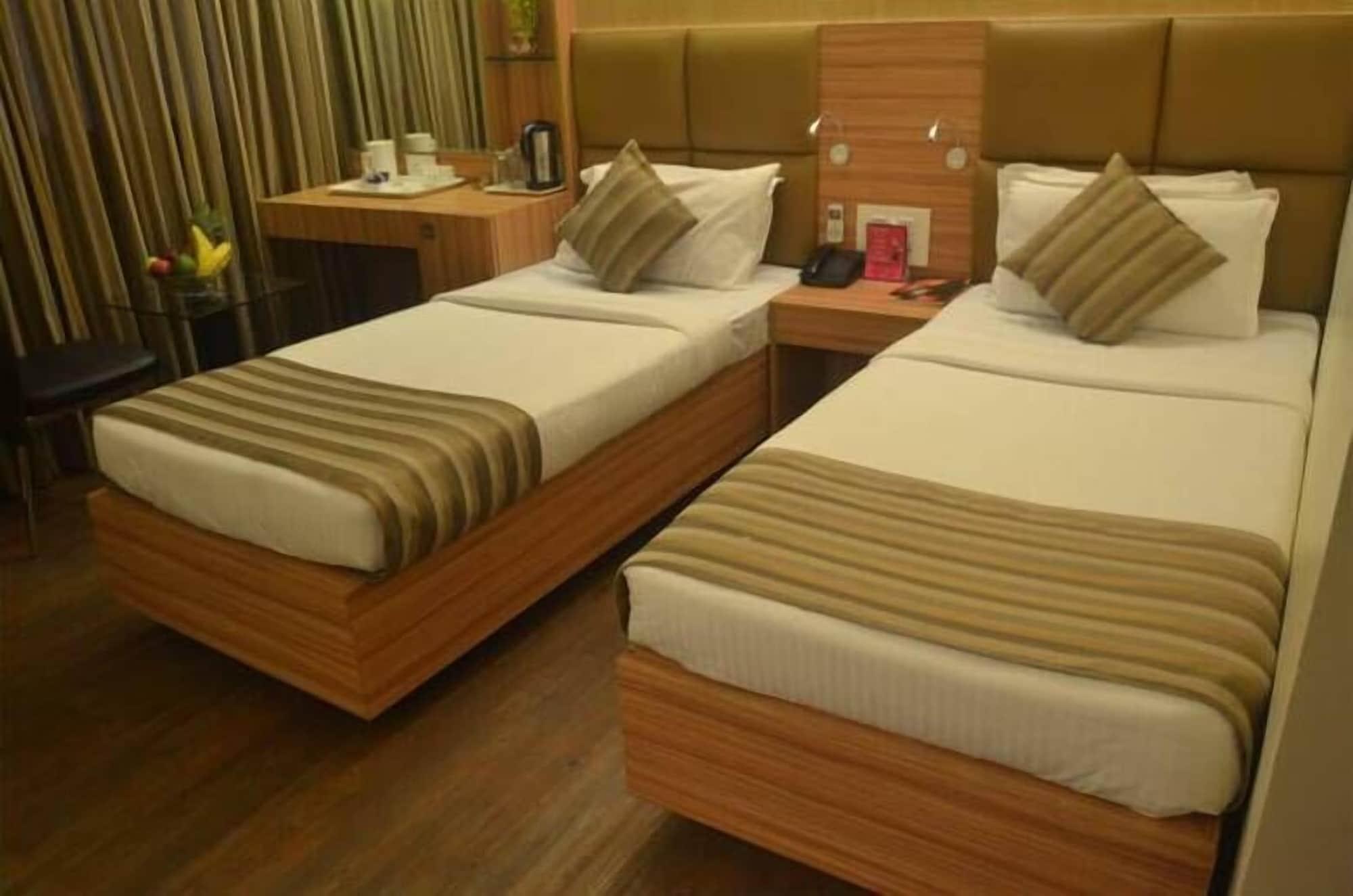 Hotel Plaza Мумбай Екстериор снимка