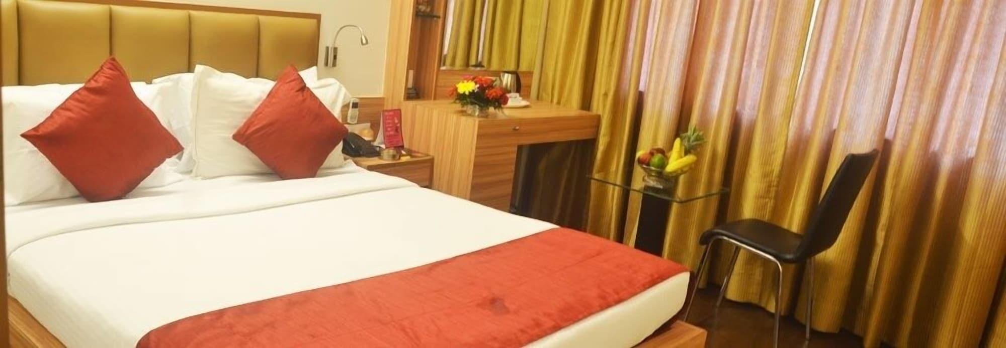 Hotel Plaza Мумбай Екстериор снимка