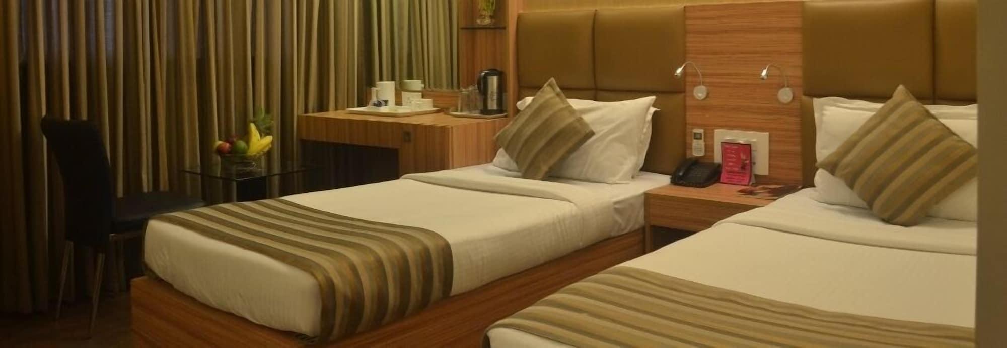 Hotel Plaza Мумбай Екстериор снимка