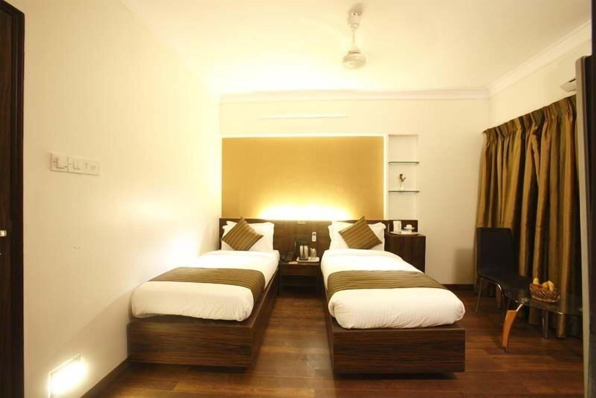 Hotel Plaza Мумбай Екстериор снимка
