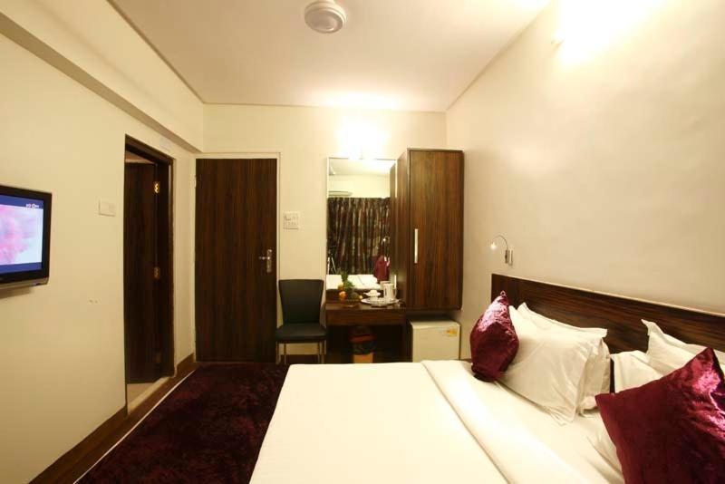 Hotel Plaza Мумбай Стая снимка