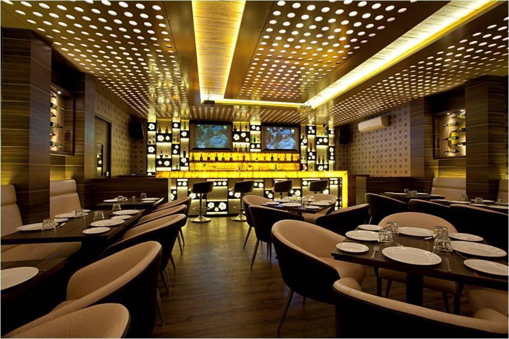 Hotel Plaza Мумбай Екстериор снимка