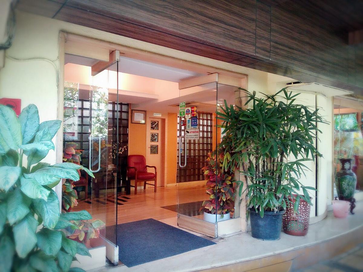 Hotel Plaza Мумбай Екстериор снимка