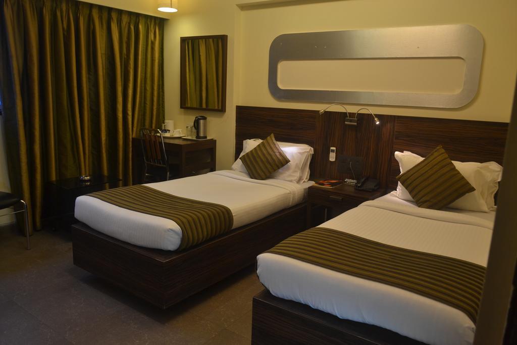 Hotel Plaza Мумбай Екстериор снимка